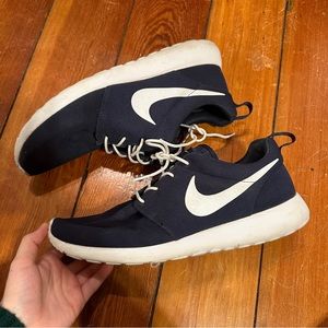 Men’s Roshe Nike running shoe navy